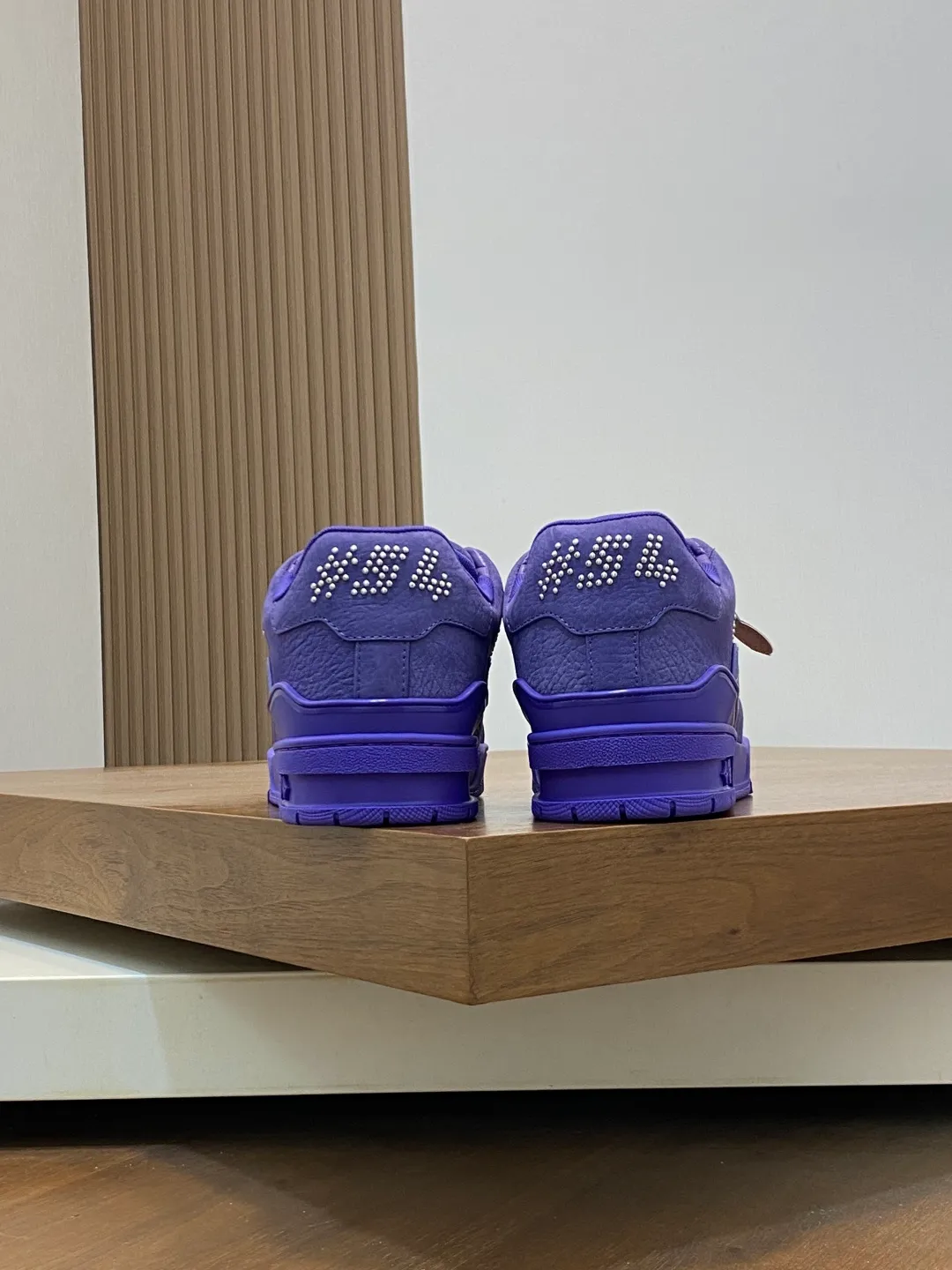 Men's men's shoes 💰820 Lujia New Color Men's 🧍‍♂️trainer sneakers, this LV Trainer sneaker is made of soft grained calfskin, showing pure tones, the #54 logo on the back traces the brand's birth in 1854, the designer's handwritten brand logo embellishes one side, designed by Virgil Abloh himself, a very commemorative sneaker, the new LV Louis Vuitton louis vuitton trainer sneaker low casual sports culture versatile basketball sneakers Size: 35-46 (customized for women 40, men 46)